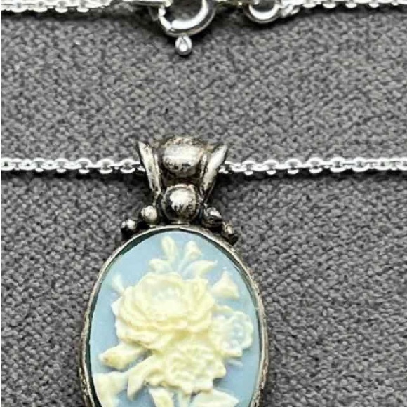 Sterling Cameo Floral Pendant & 17in Sterling Silver Chain EUC - Picture 2 of 6